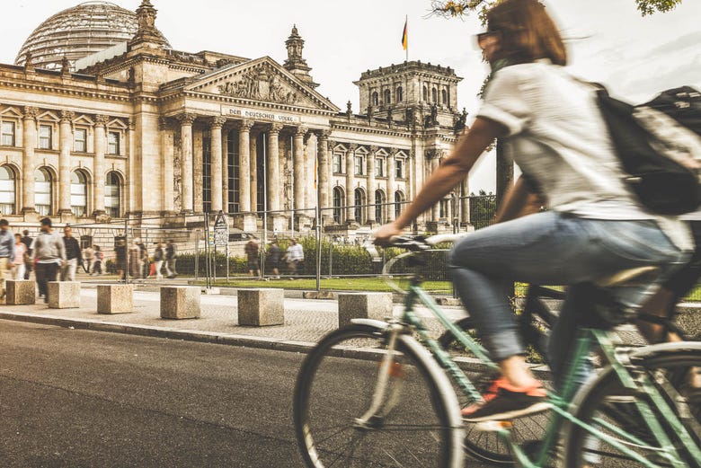 En bicicleta junto al Reichstag de Berlín