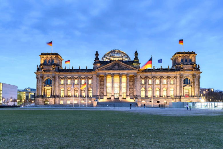 Fachada iluminada del Reichstag