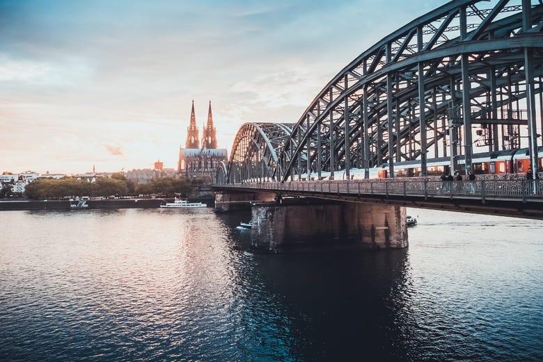 A ponte Hohenzollern e a catedral de Colônia