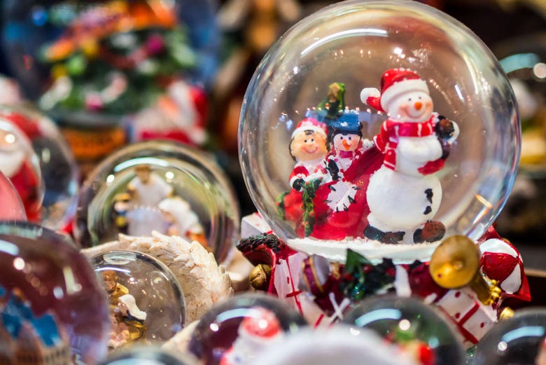 Bolas decorativas en el mercado de Navidad
