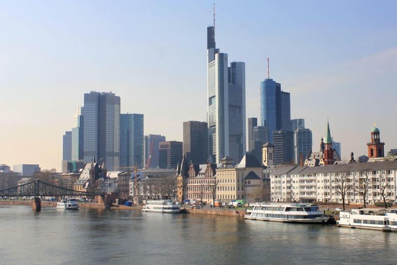 El distrito financiero de Frankfurt visto desde el río Meno