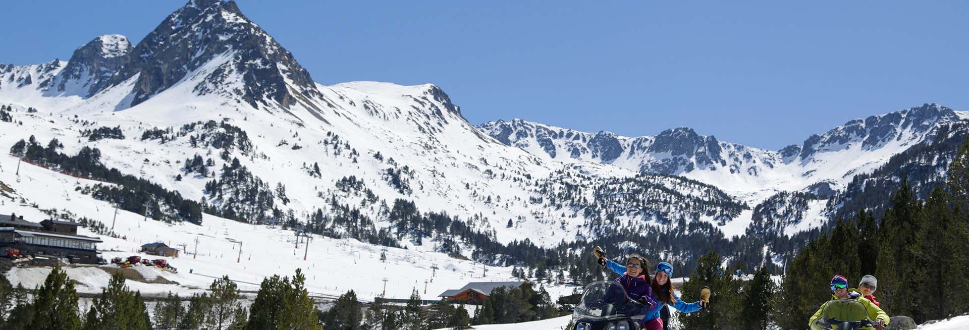 Passeio de moto de neve por Grandvalira