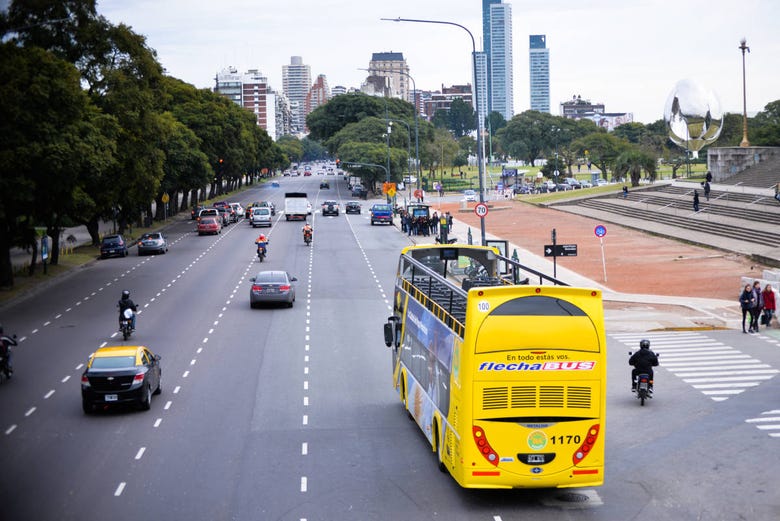 Ônibus turístico pelas ruas de Buenos Aires