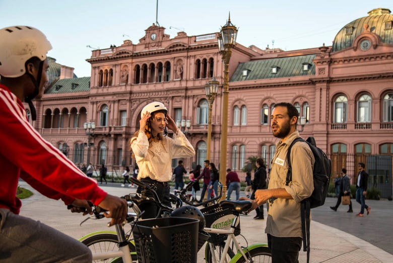 En bicicleta junto a la Casa Rosada de la Plaza de Mayo