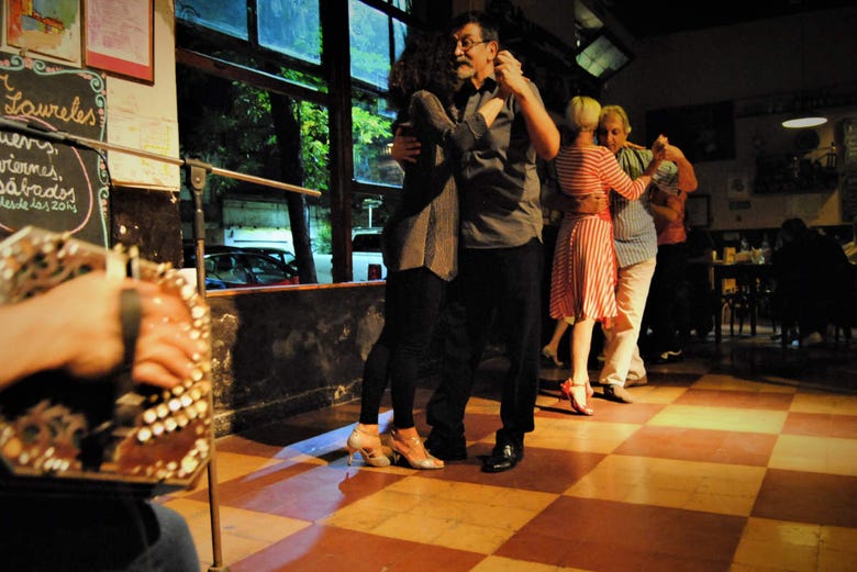 Bailando tango argentino en una milonga