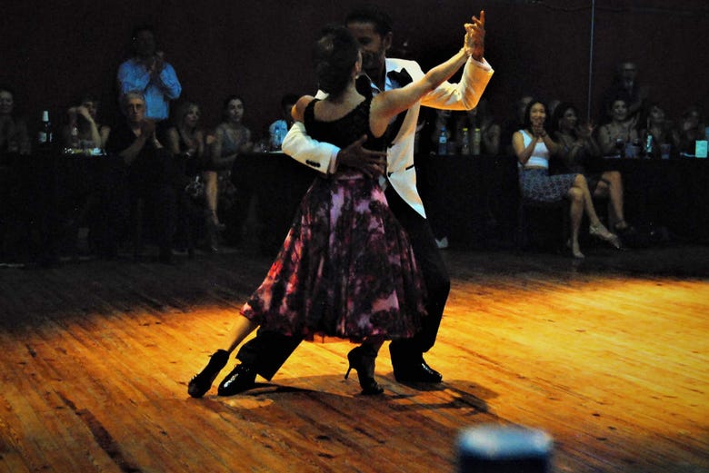 Esibizione di tango in una milonga