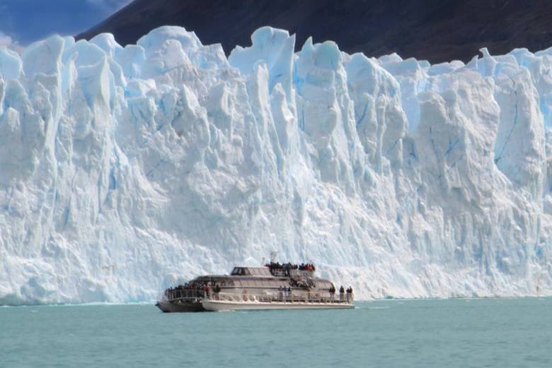 The boat next to Perito Moreno Glacier