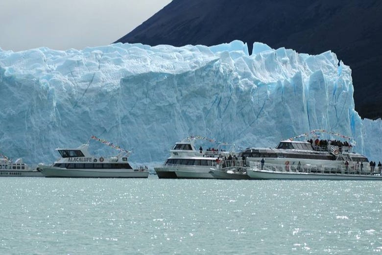 Barcos junto al Perito Moreno