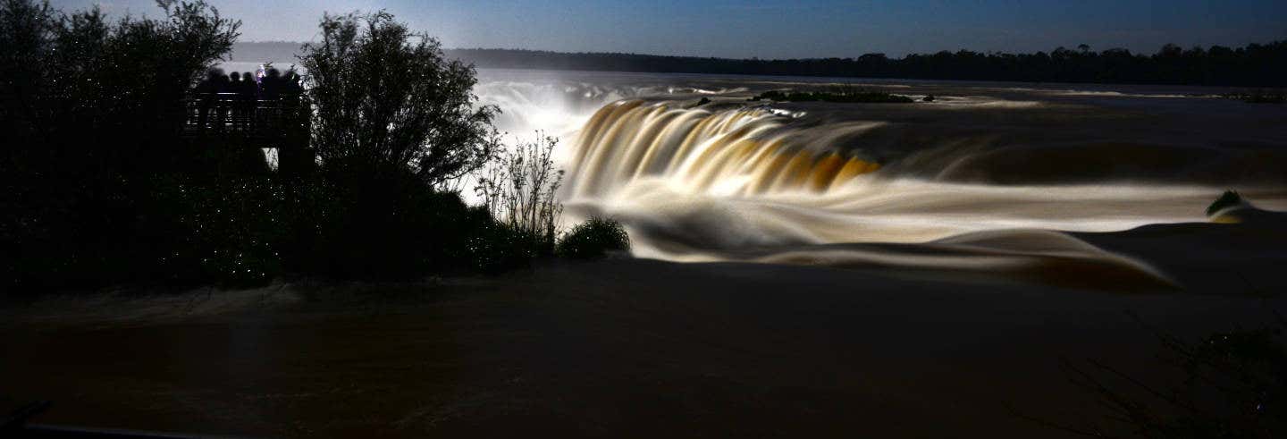 Cataratas de Iguazú con luna llena