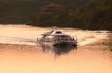 Passeio de catamarã ao entardecer