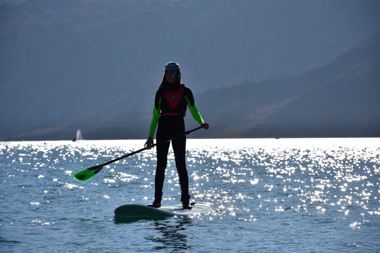Practicando paddle surf en el embalse Dique Punta Negra