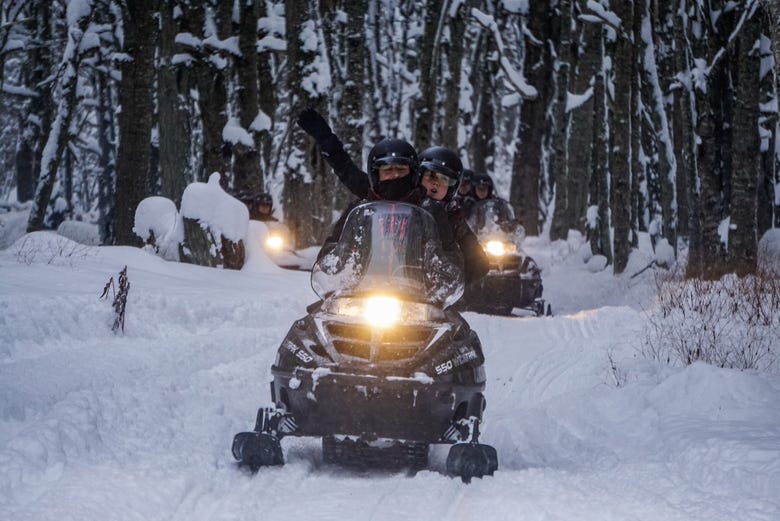 En moto de nieve por los bosques helados de Tierra del Fuego