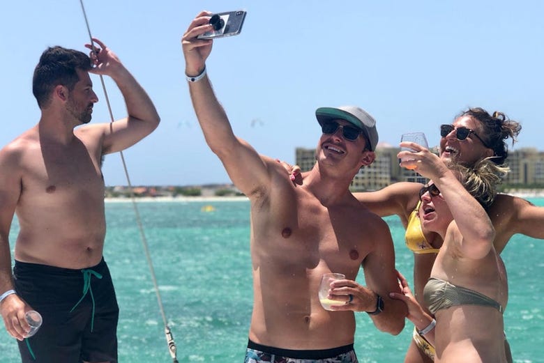 Desfrutando do passeio de catamarã por Aruba