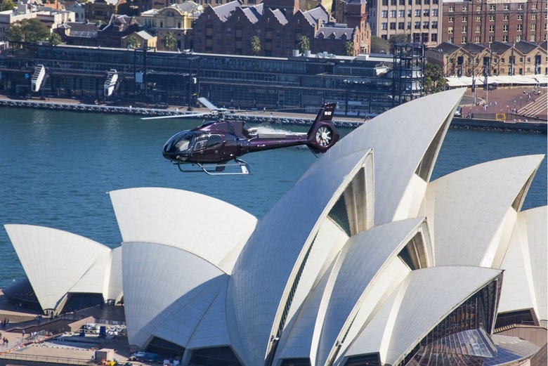 L'elicottero che sorvola il Teatro dell'Opera di Sydney