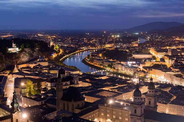 Vista de Salzburgo de noche desde La Fortaleza