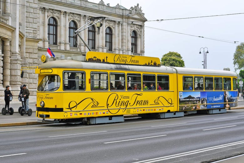 Disfrutando del paseo a bordo del tranvía turístico de Viena