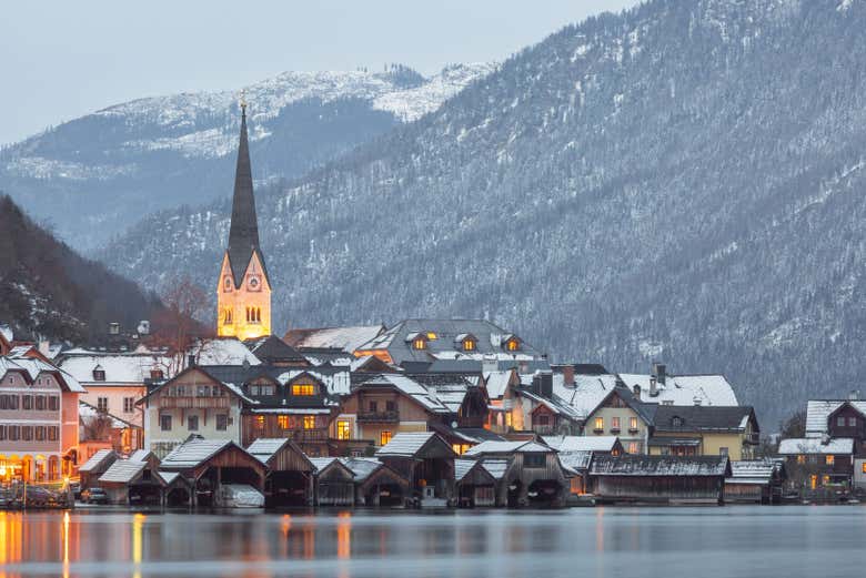 Hallstatt en invierno envuelta por la nieve