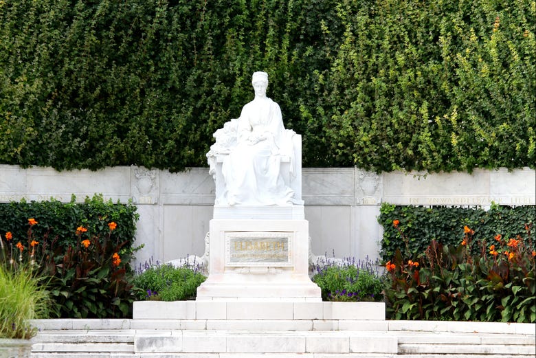 Monumento a Sissi en el parque Volksgarten de Viena