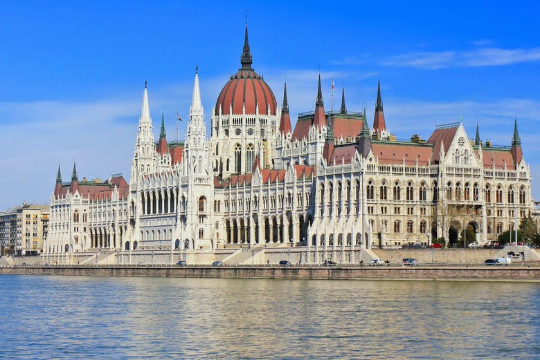 Parlamento de Budapest a orillas del Danubio
