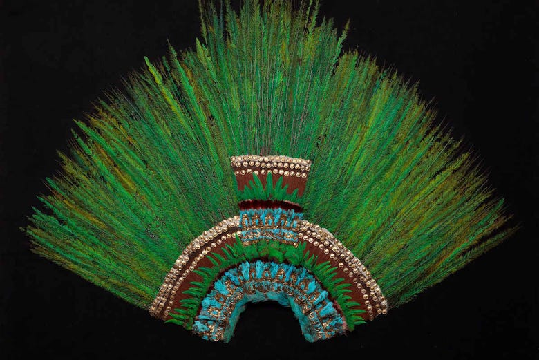 Coiffe quetzal faite de plumes