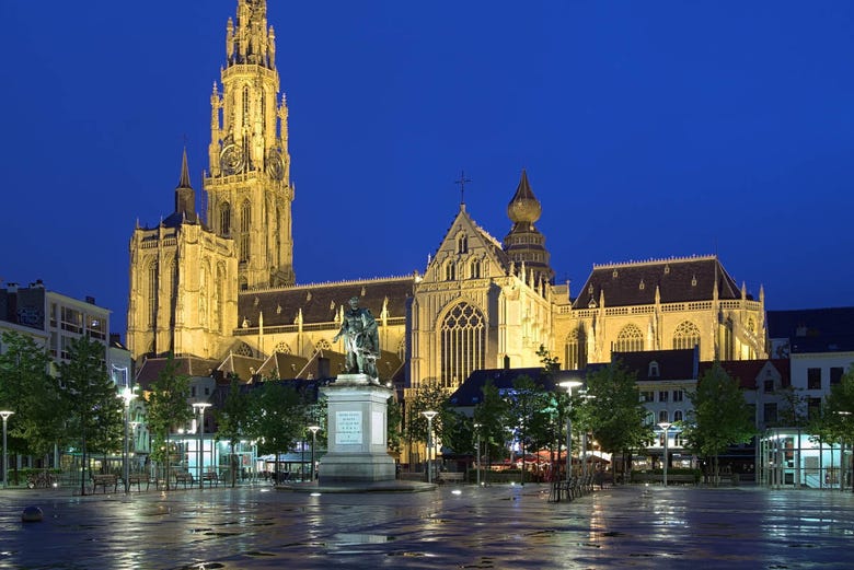 Le centre historique d'Anvers à la tombée de la nuit