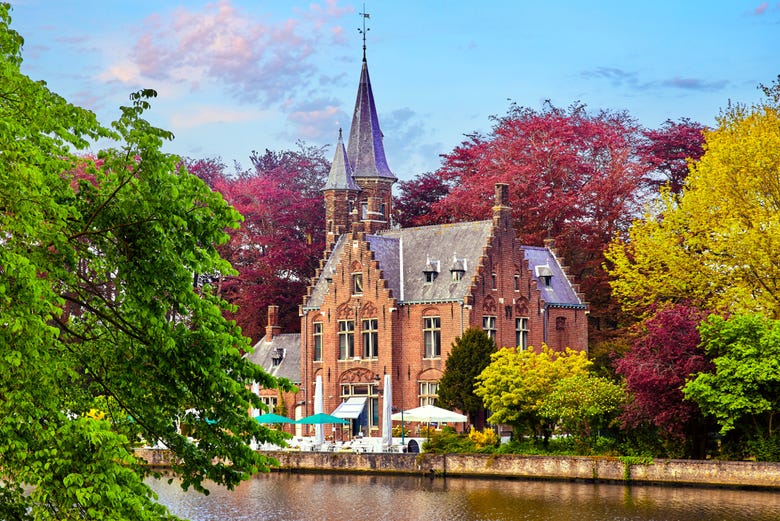 Vista do outro lado do Lago do Amor em Bruges