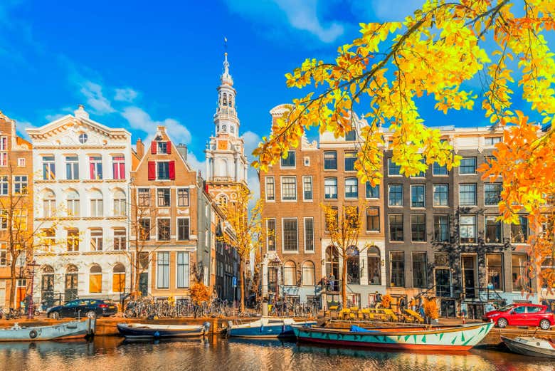 Fachadas das casas no centro de Amsterdam