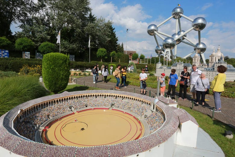 Diversão no parque Mini-Europe de Bruxelas