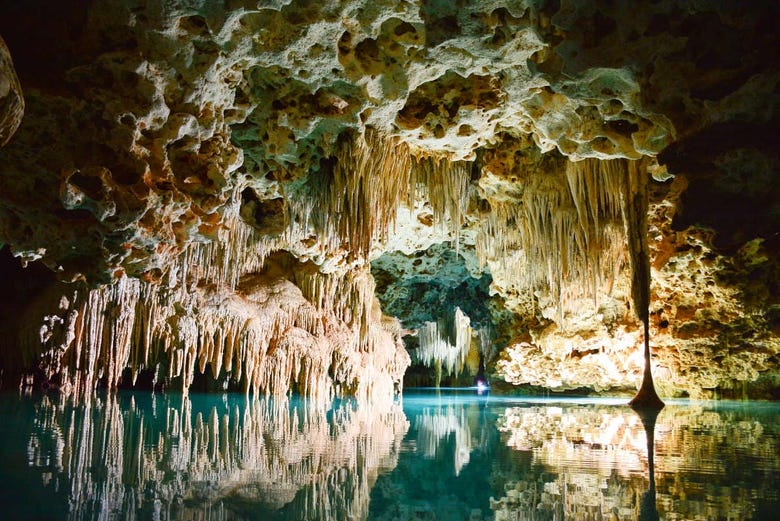 Intérieur de la grotte de Belize 