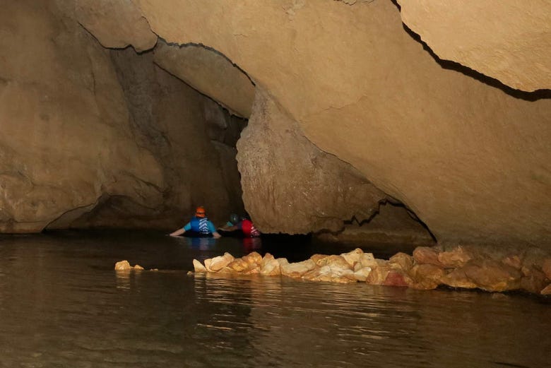 Practicando cave tubing en Belice
