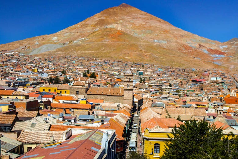 Panorámica de Potosí con el Cerro Rico detrás