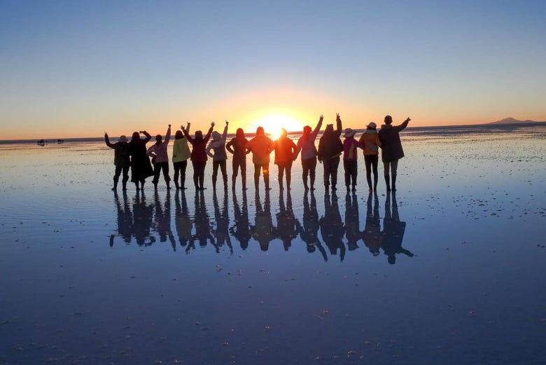 Groupe au désert de sel d'Uyuni
