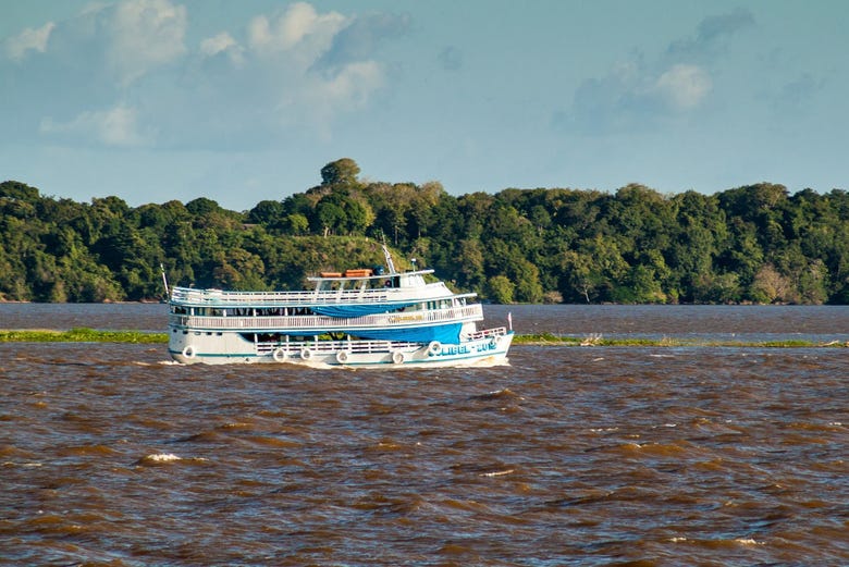 Navegando pelo rio Amazonas