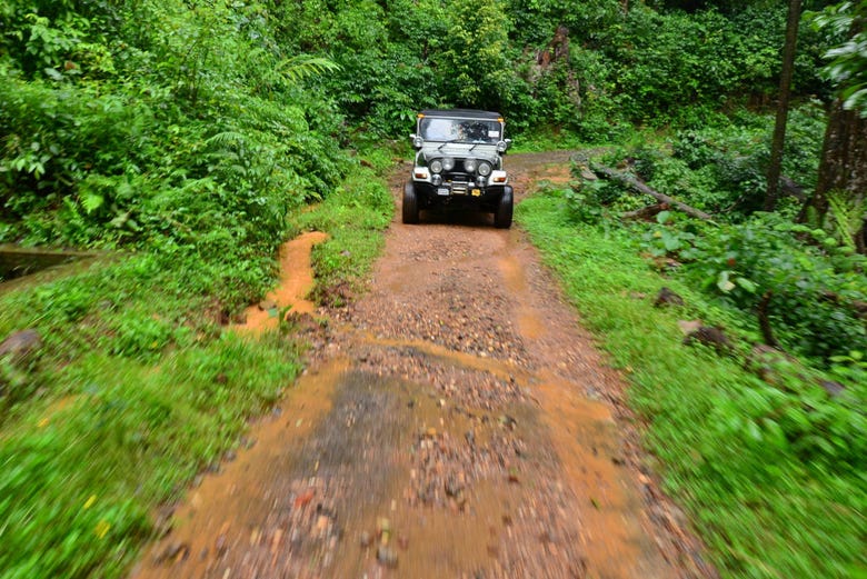 Jeep recorriendo una senda del Parque Tijuca