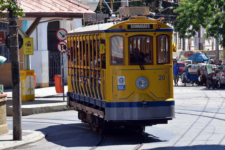 Bonde percorrendo o bairro de Santa Teresa