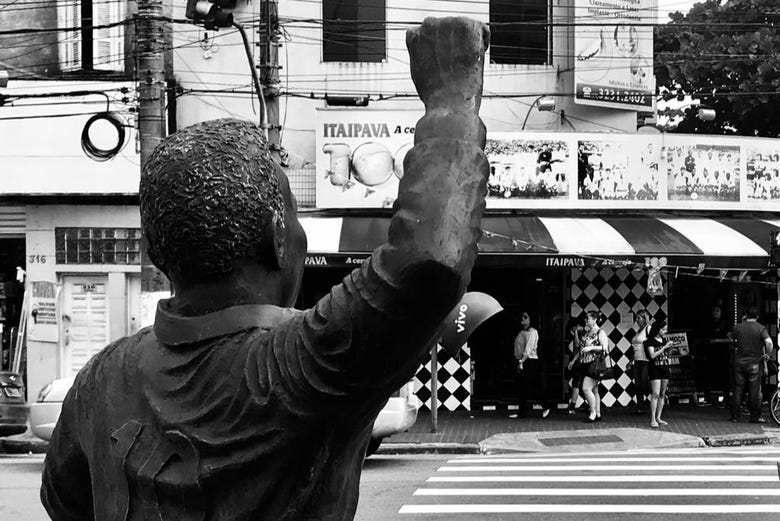 Statua di Pelé a Santos