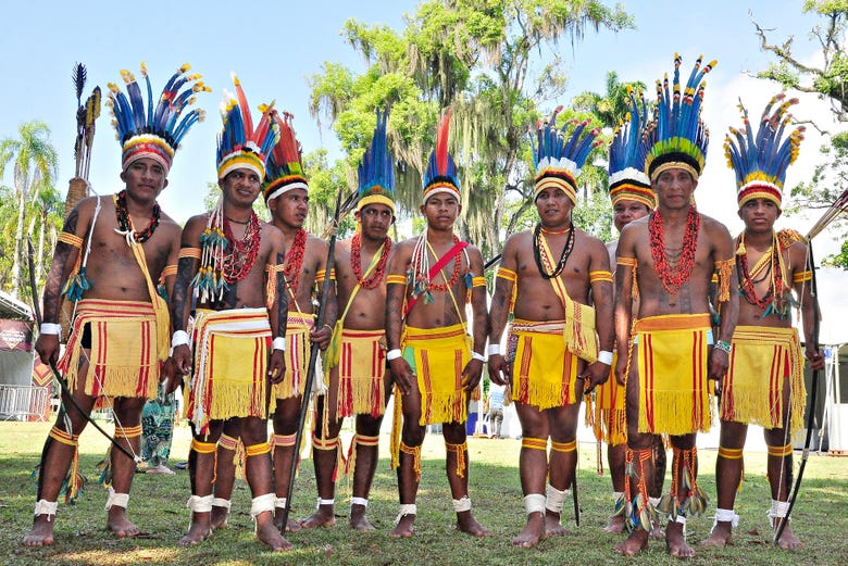 Guarani en costume traditionnel dans un village du Brésil