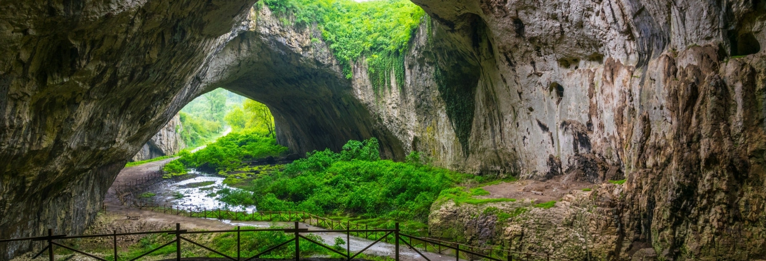 Excursão pelas cavernas da Bulgária