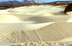 Praia de Santa Mónica, deserto de Viana e grutas da Varandinha