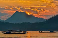 Passeio de barco ao entardecer pelo rio Mekong