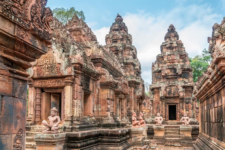 Intricate architecture of Banteay Srei temple