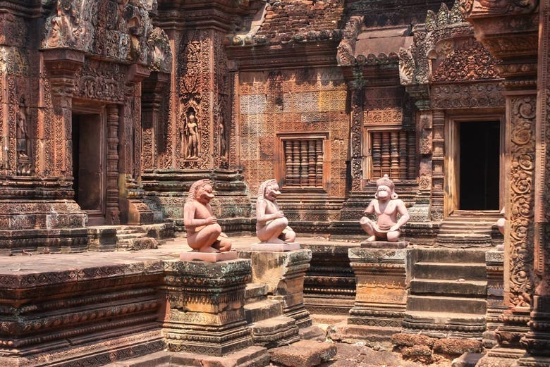 Interior del templo de Banteay Srei