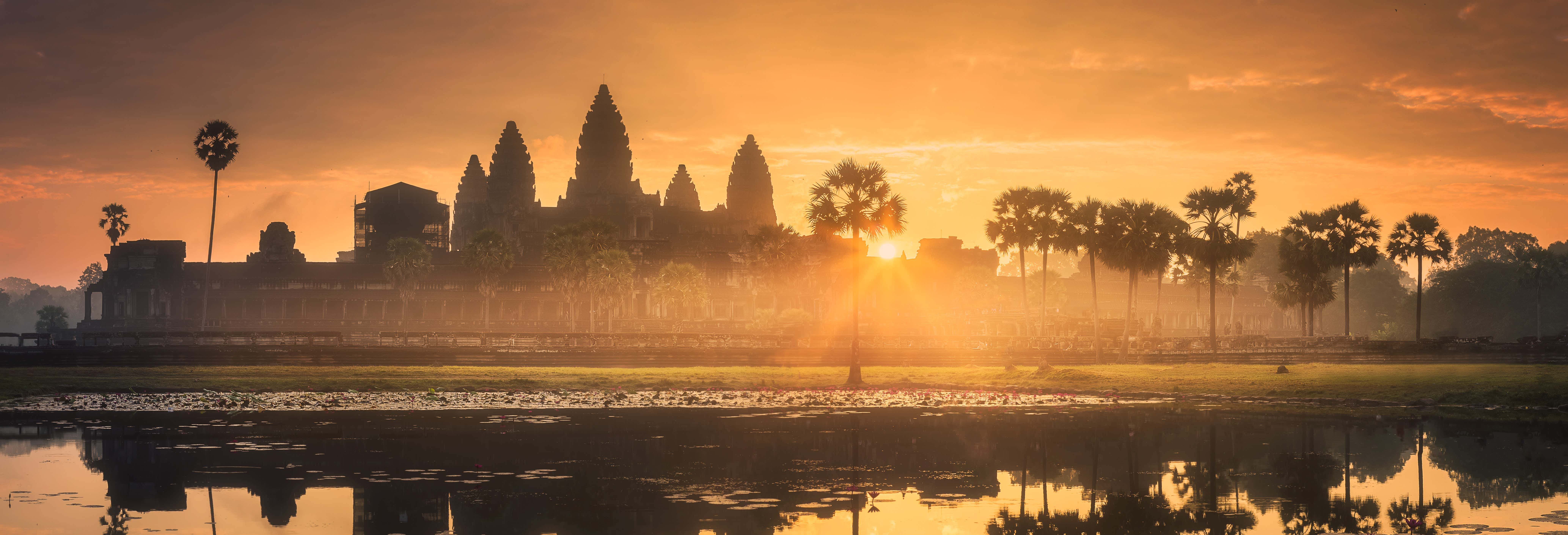 Templos de Angkor al amanecer o al atardecer