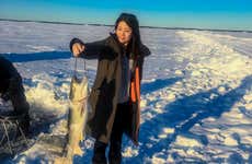 Pesca sul ghiaccio nel Grande Lago degli Schiavi