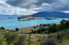 Paseo en barco por Puerto Sánchez y cavernas de mármol