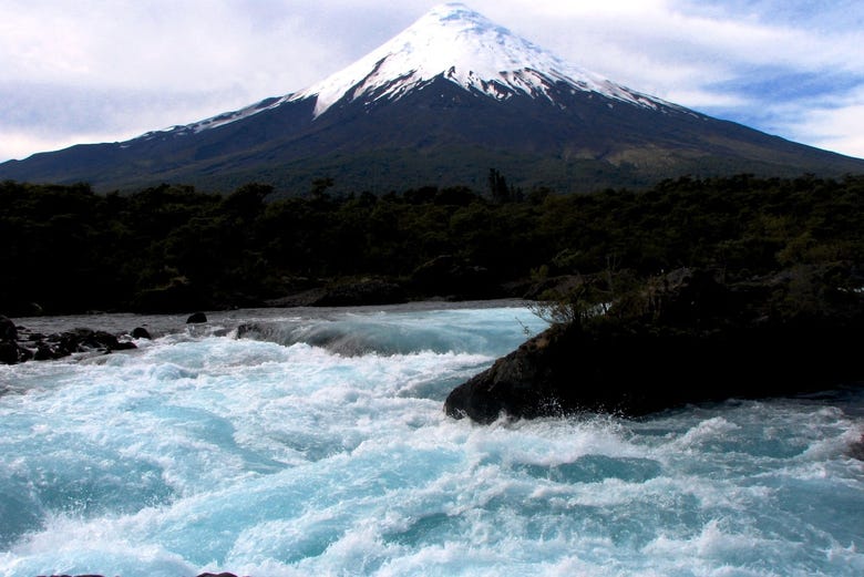 La laguna verde a los pies del volcán Osorno