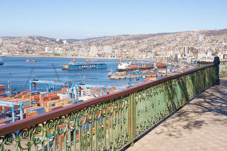Vista do porto de Valparaíso do Paseo 21 de Mayo