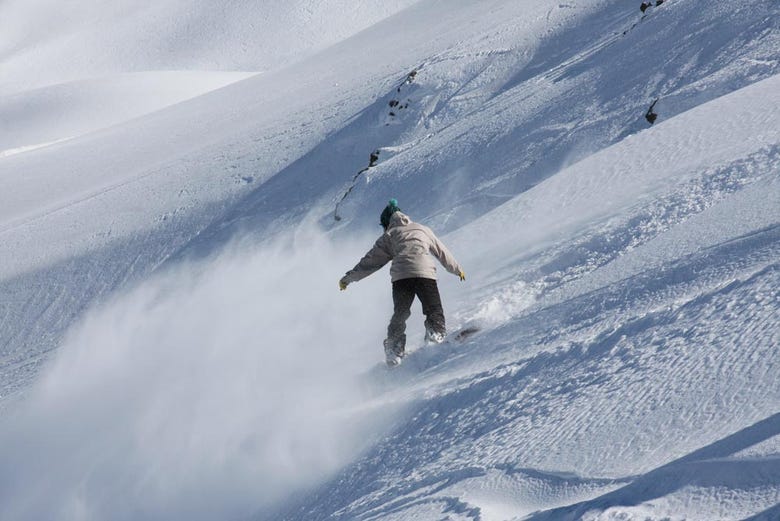 Praticando snowboard em Valle Nevado