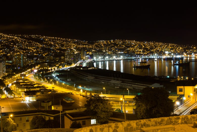 Vista notturna di Valparaíso