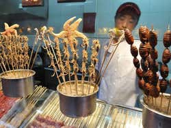 Mercado Nocturno de Wangfujing, puesto de comida